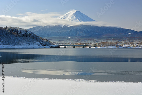 世界遺産　富士山を凍てつく雪景色の河口湖より望む