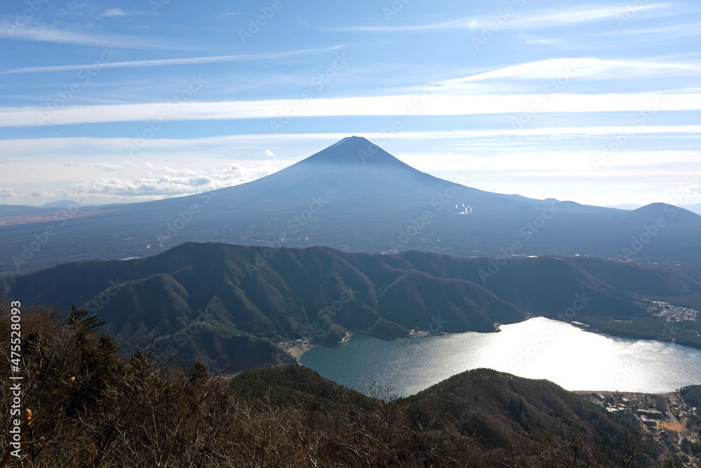 西湖を眼下に富士山を望む風景