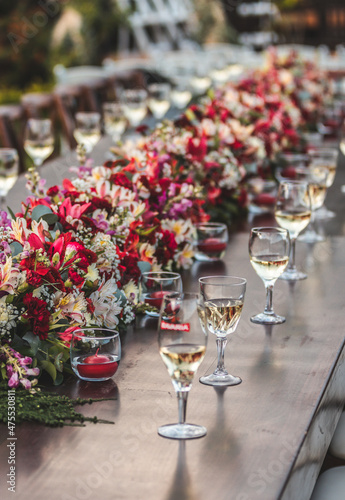фотографія Flower arrangement and glassware
