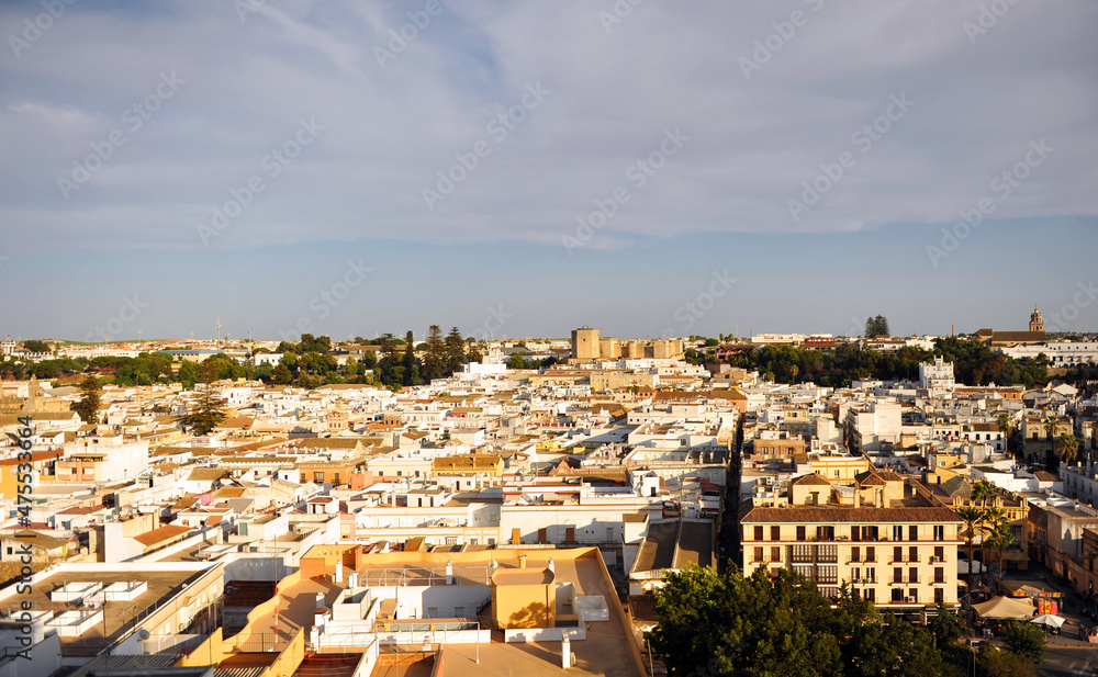 Vista aérea de Sanlúcar de Barrameda con el Castillo de Santiago al fondo. Pueblos de la provincia de Cádiz, España.  