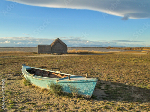 barque catalane et village de pêcheur photo