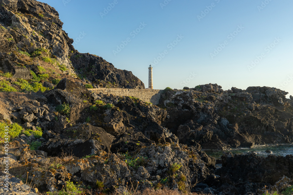 Fototapeta premium faro di Ustica in Sicilia al tramonto