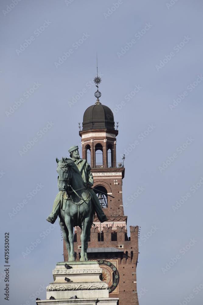 Fototapeta premium castel,sforza,milan, tower, building, sky, religion, cross, old, europe, belfry, bell, city, travel, landmark, clock, belltower, town, orthodox, bell tower, roof, history,wall,history,architecture