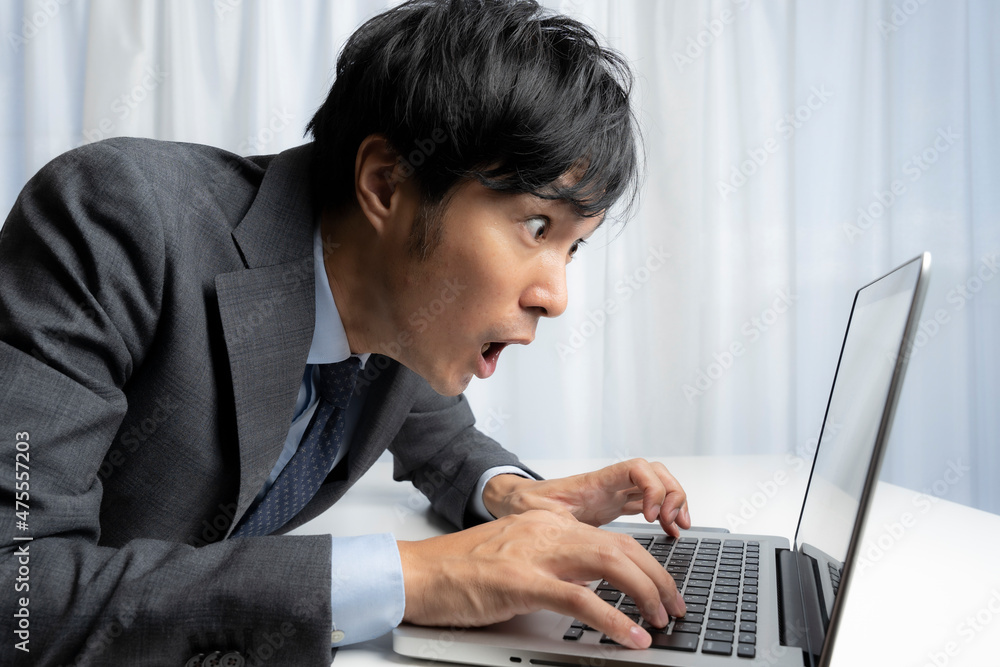 スーツの男性がパソコン仕事 スーツの男性がパソコン仕事