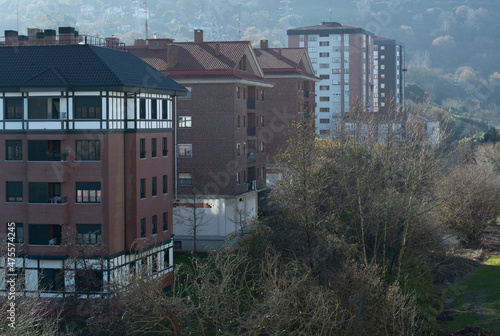 calle junto a un parque