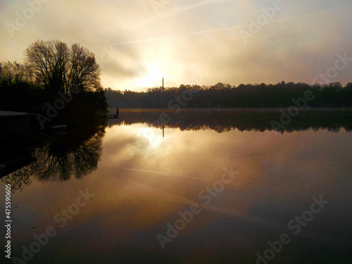 Die Morgendämmerung über den Seen der Uckermark