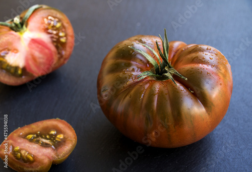 kumato tomaten, eine dunkle tomatensorte mit ungewöhnlicher Färbung  photo