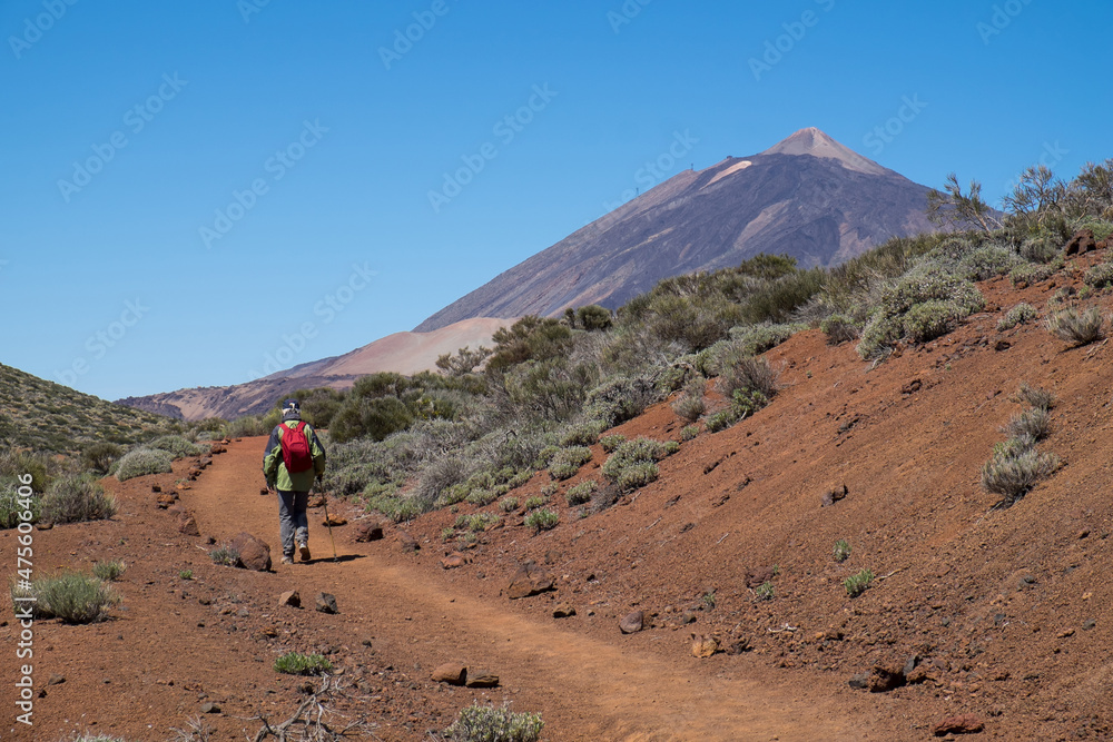 Paisaje y senderista en el volcán Teide de la isla de Tenerife, Canarias