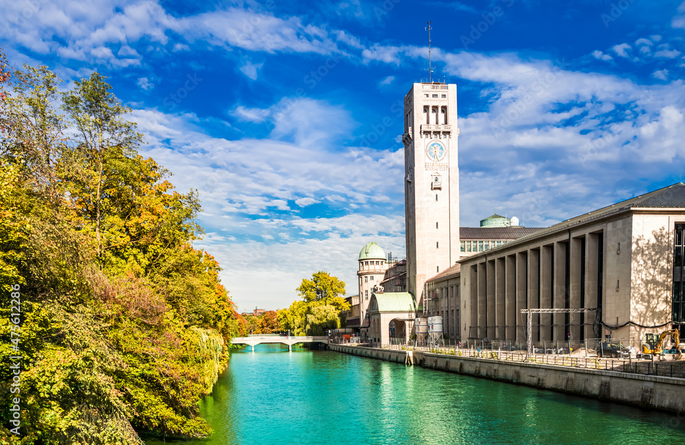 Fototapeta premium Isar and the German Museum of Masterpieces of Science and Technology in Munich, Germany