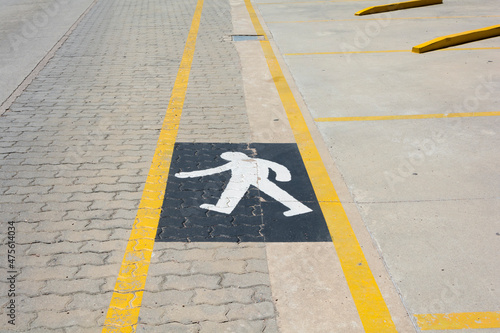 Señalización vial para peatones, cuidado de la pandemia, covid, omicron