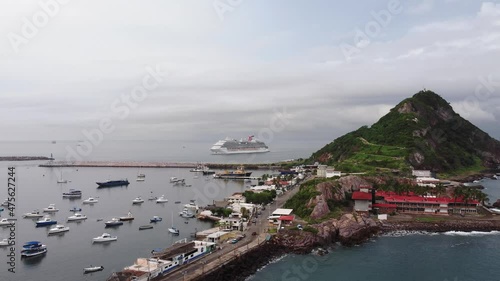  Crucero entrando a Mazatlan y Faro 2 photo