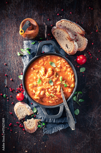Принти на полотні Delicious minestrone soup served with whole grain bread.