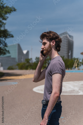 Obraz na płótnie bearded man calling on the phone w salonie