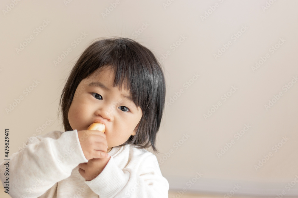 小さいパンを自分で食べる赤ちゃん(1歳5か月
、女の子、日本人) 小さいパンを自分で食べる赤ちゃん(1歳5か月
、女の子、日本人)