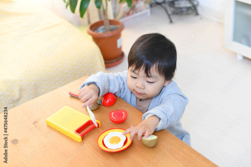 おままごとをする男の子の幼児のイメージ おままごとをする男の子の幼児のイメージ
