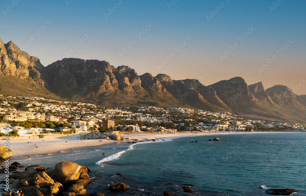 Naklejka premium Idyllic Camps Bay beach and Table Mountain in Cape Town, South Africa