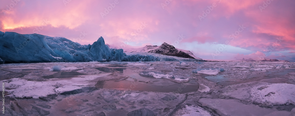 Beautiful iceberg lagoon in fjallsarlon with frozen floes, winter panoramic landscape