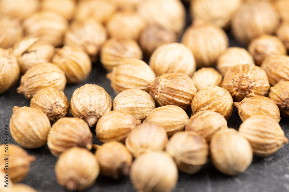 Close up view of true edible spices and seeds: Details of coriander seeds ( Coriandrum sativum ) with unsharp and sharp areas (DOF) Close up view of true edible spices and seeds: Details of coriander seeds ( Coriandrum sativum ) with unsharp and sharp areas (DOF)