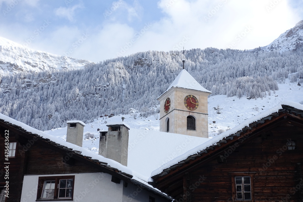 Clocher de l'église de Vals dans les Grisons en Suisse