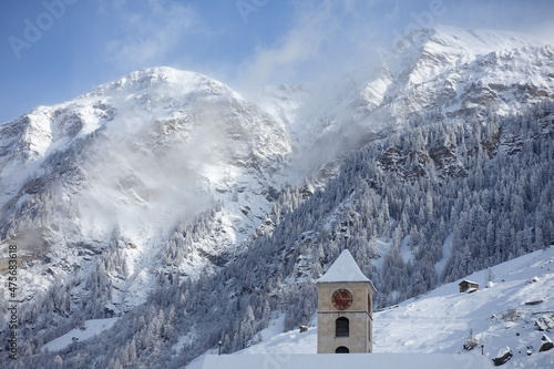 Village de montagne en Suisse sous la neige © luzulee