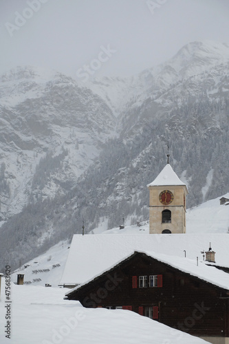 Clocher de l'église de Vals en Suisse sous la neige