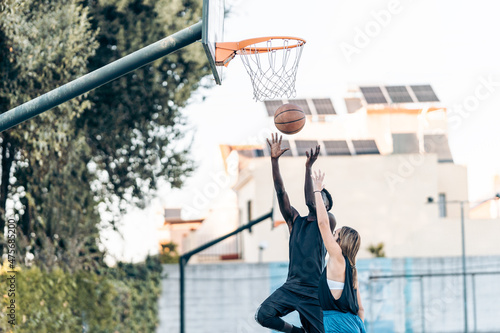 Man jumping to shoot a ball into a basket during a match between friends © Samuel Perales