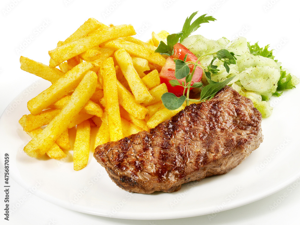 Hüftsteak vom Rind mit Pommes Frites und Salat - Freigestellt Hüftsteak vom Rind mit Pommes Frites und Salat - Freigestellt