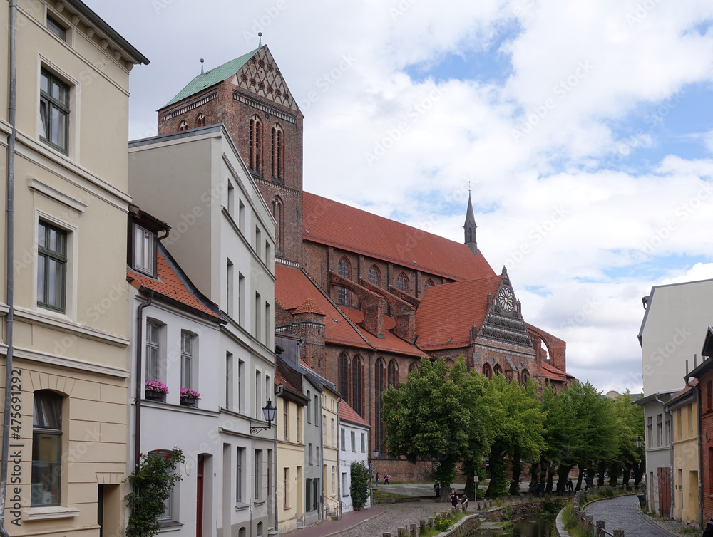 Obraz premium Grube und Nikolaikirche in Wismar