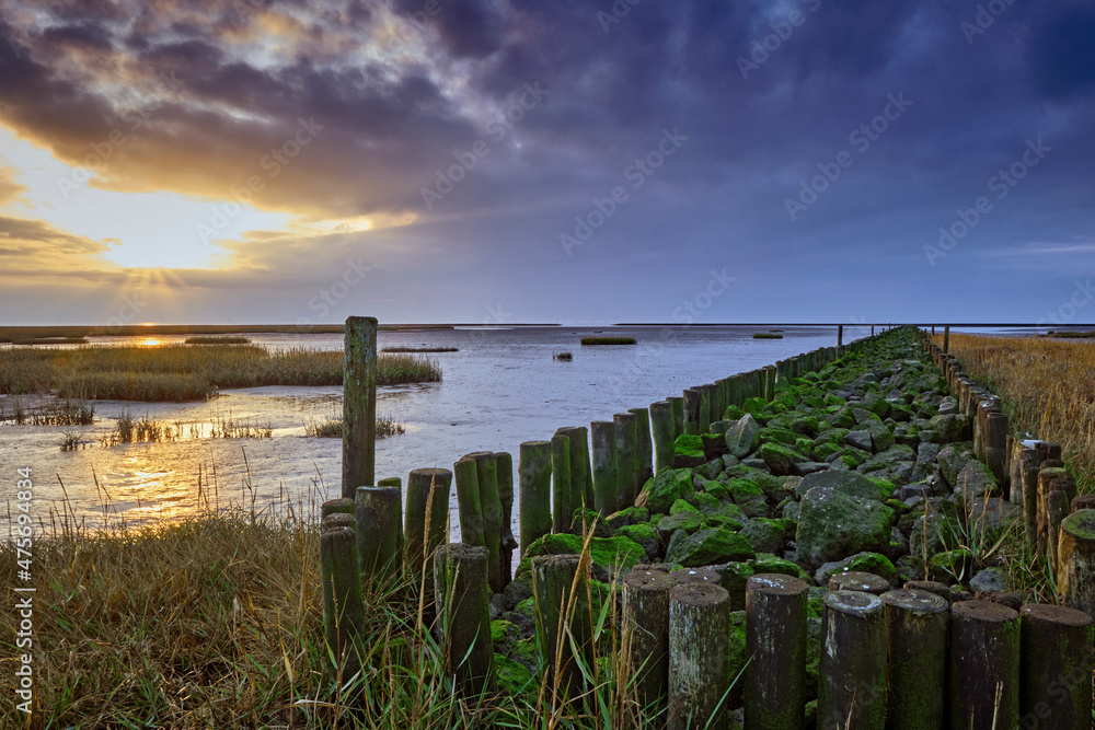 Küstenlandschaft am Kutterhafen von Spieka-Neufeld an der Wurster Nordseeküste. Küstenlandschaft am Kutterhafen von Spieka-Neufeld an der Wurster Nordseeküste.