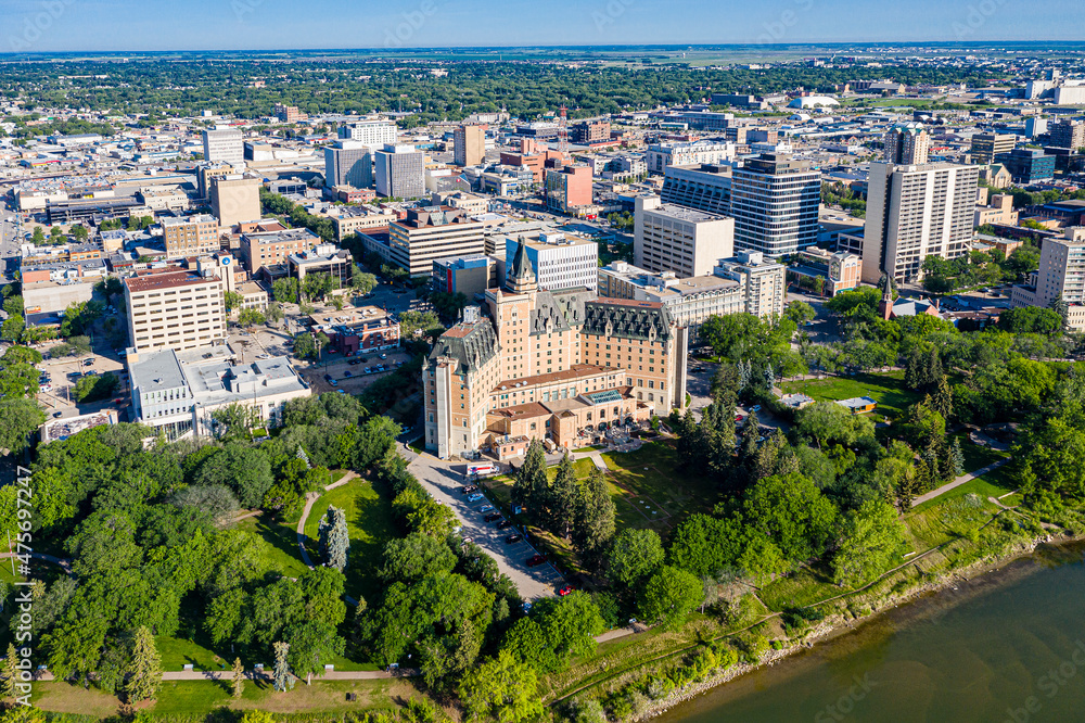 Aerial view of the downtown area of Saskatoon, Saskatchewan, Canada - obrazy, fototapety, plakaty 