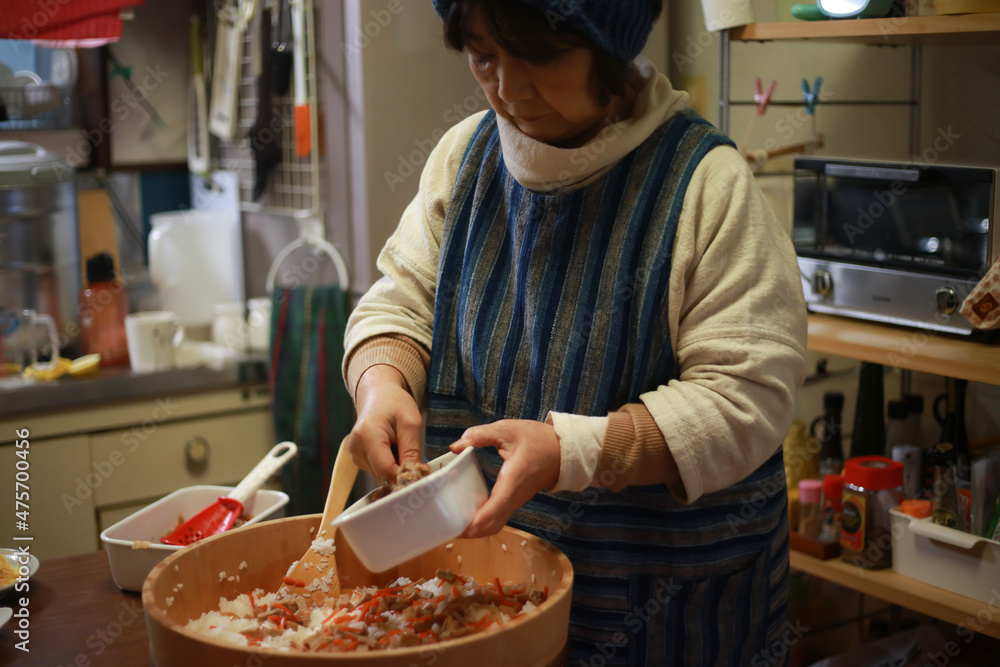 ちらし寿司を作る女性