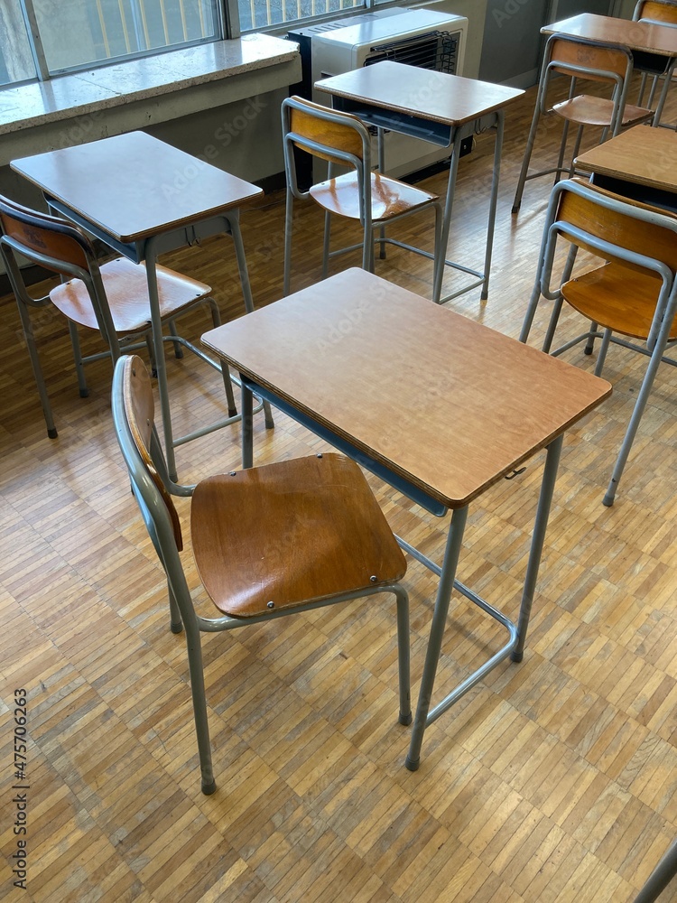 無人で机と椅子が並んだ寄木の床の日本の田舎の学校の教室 無人で机と椅子が並んだ寄木の床の日本の田舎の学校の教室