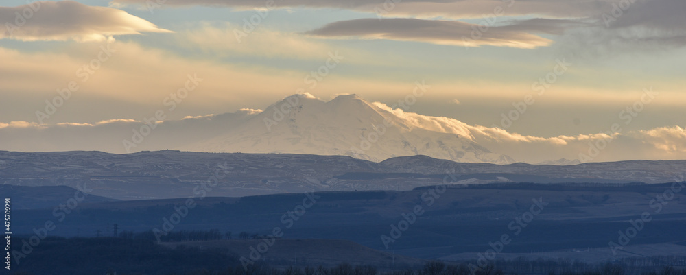Obraz premium sunset over the Elbrus mountain