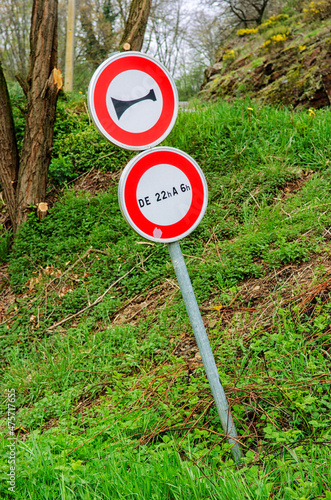 panneaux de signalisation, claxon interdit de 22 h à 6 h