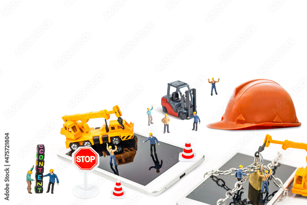 Obraz premium selective focus of miniature worker standing with cubic isolated on white background