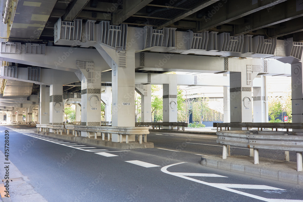 無人の高速道路の下の車道 無人の高速道路の下の車道