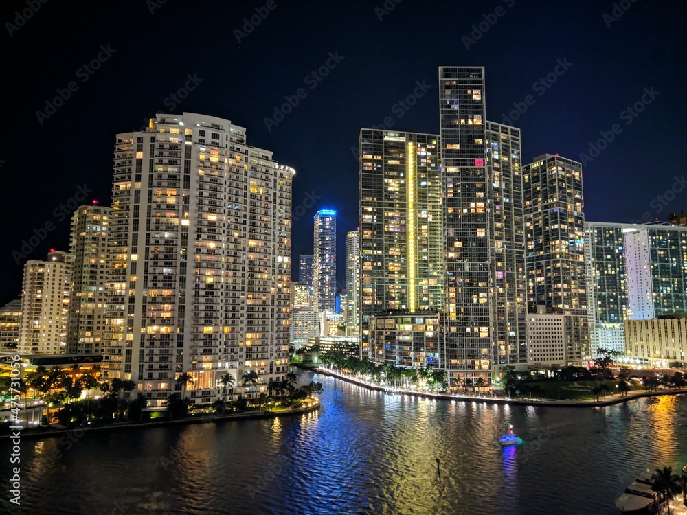 Obraz premium night view of Miami city skyscrapers