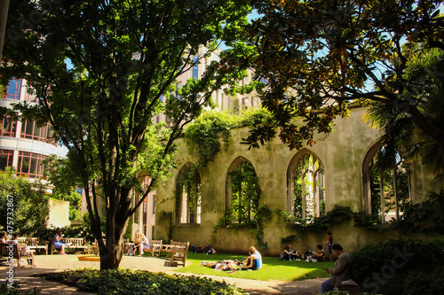 Fototapeta Naklejka Na Ścianę i Meble -  London residents relaxing in 'St. Dunstans in the east', a garden in the centre of London, UK.