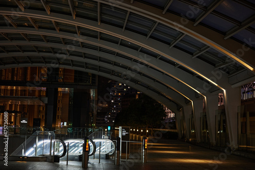 Wallpaper Mural 東京の夜の無人空間、光るエスカレーター Torontodigital.ca