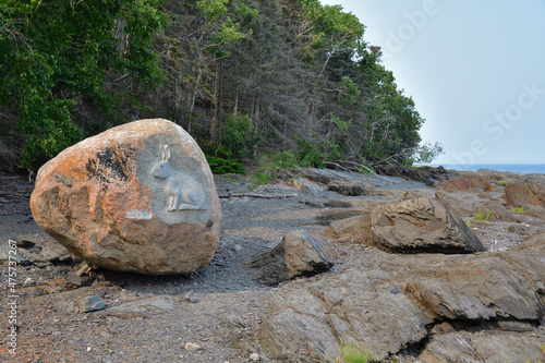 Quadro su tela RIVIÈRE DU LOUP, QUEBEC, CANADA - July 19, 2021 Hare or Rabbit shape carved into large boulder