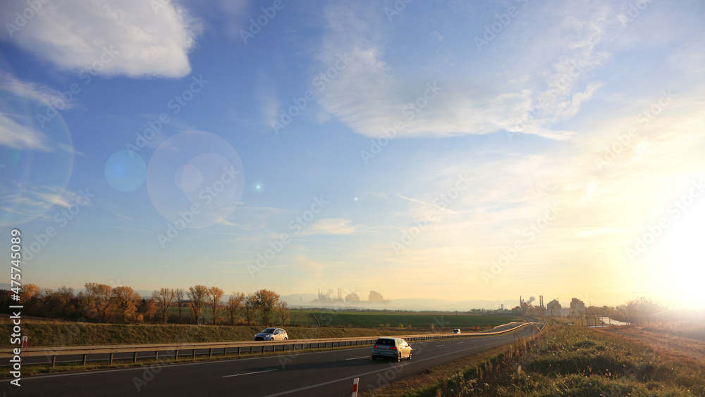 Samochody na drodze szybkiego ruchu, krajobraz wiejski przed zachodem słońca.	
 - obrazy, fototapety, plakaty 