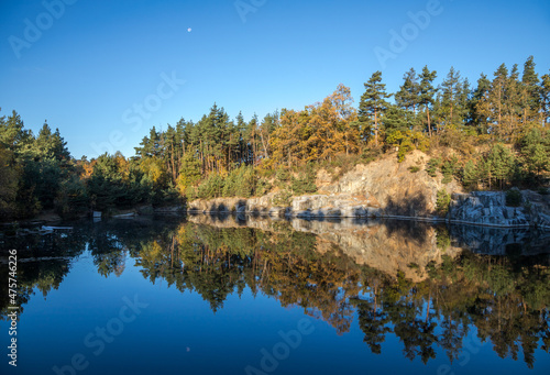 Fototapeta Naklejka Na Ścianę i Meble -  autumn sunny morning near the flooded quarry