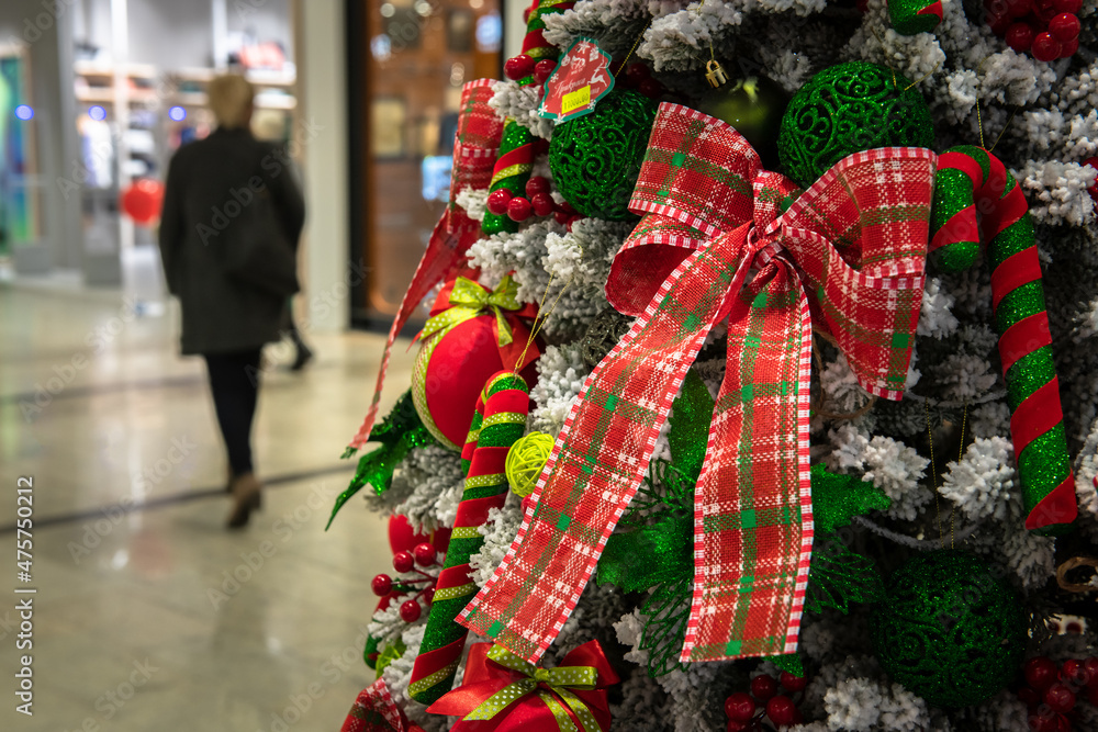 Φωτογραφία beautiful christmas toys on the spruce in the mall close up decoration