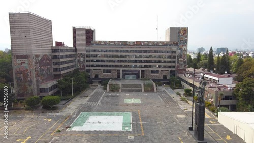 In the early 1960s, architect Carlos Lazo began to design the Secretariat of Communications and Public Works (SCOP) of the Federal Government. When he approached the artists who would paint the exteri photo