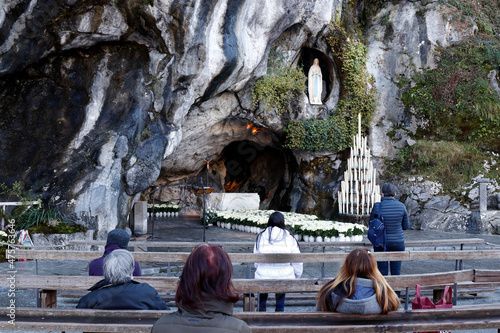 Vierge de la Grotte de Lourdes, Bernadette de Soubirous, Hautes-Pyrénées France photo