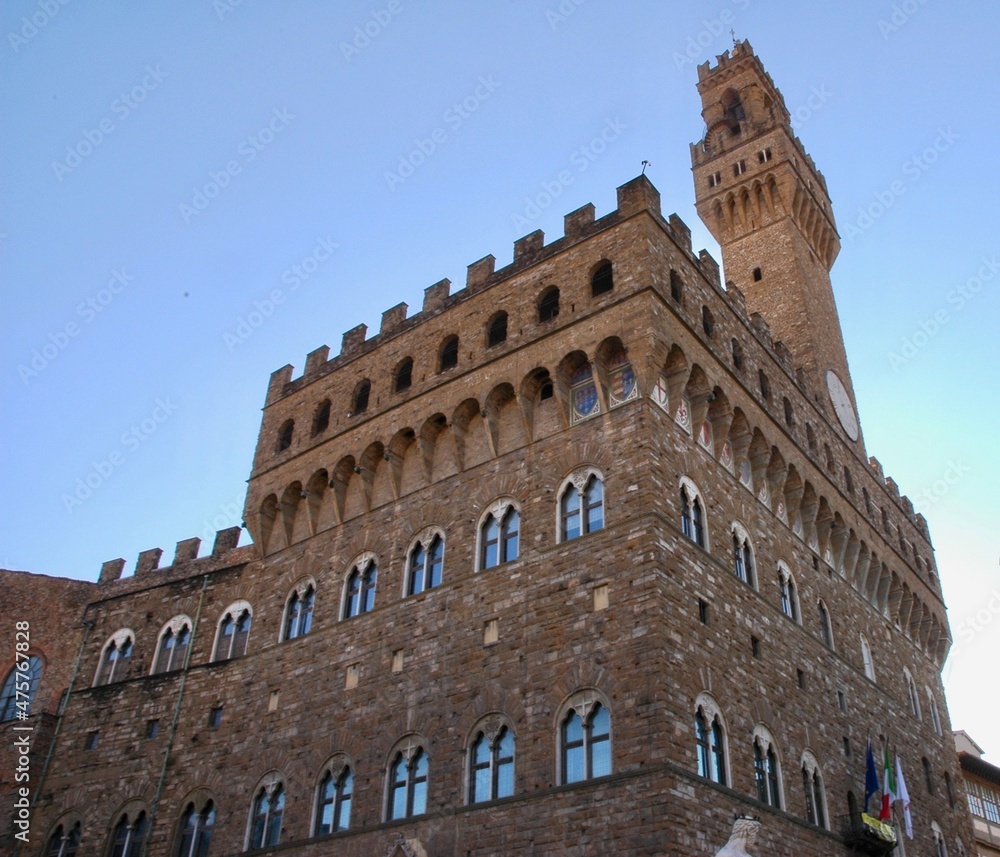 Vista dal basso  e laterale del Palazzo Vecchio o della Signoria dal nome della piazza. Da sempre sede del potere civile di Firenze. Costruito nel Medioevo 1300/1400.