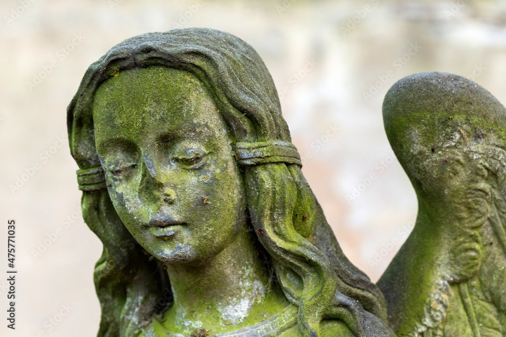 Obraz premium Historic Statue on the mystery old Prague Cemetery, Czech Republic