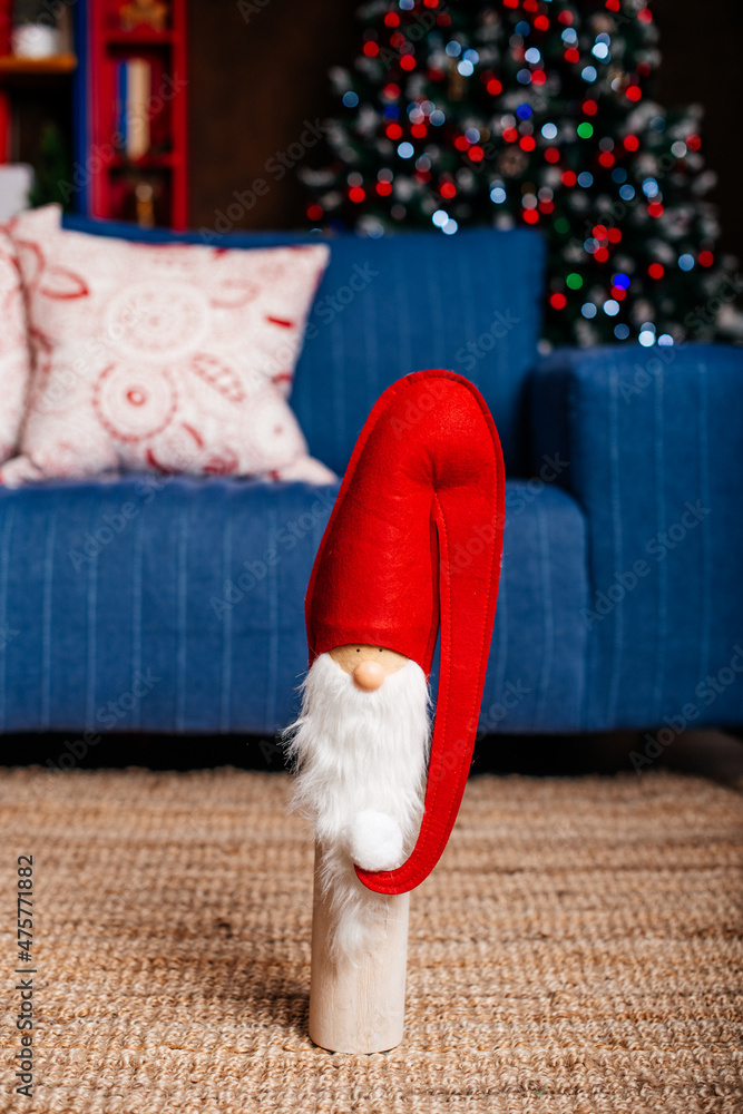 Obraz premium Elemente der Weihnachtsdekoration. Dekorfigur Weihnachtsmann auf einem Neujahrshintergrund
