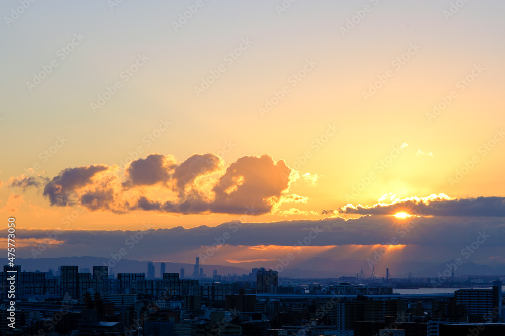都市の夜明け。神戸市東灘区岡本の高台、岡本梅林公園からの日の出。