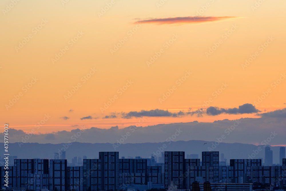 Fototapeta premium 都市の夜明け。太陽が雲に隠れて姿を見せないが、辺りは少しずつ明るくなるマジックアワー。神戸岡本の山手、岡本梅林公園より撮影